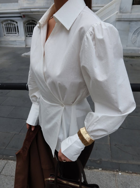 قميص أبيض بأكمام ملفوفة ومزينة بتفاصيل مطوية