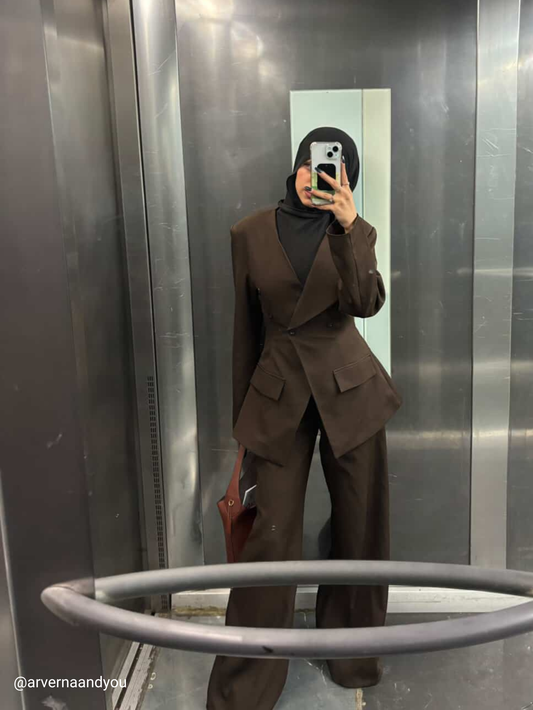 بدلة بنية ضيقة عند الخصر