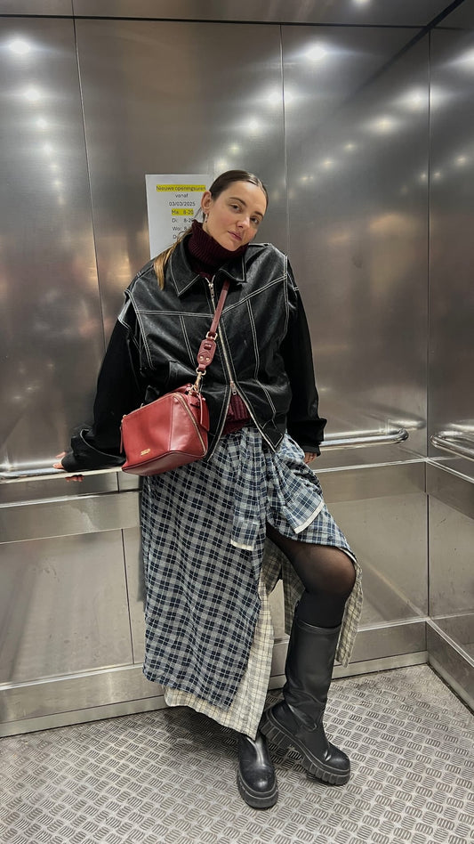 جاكيت أسود متباين الحجم من أرفيرنا