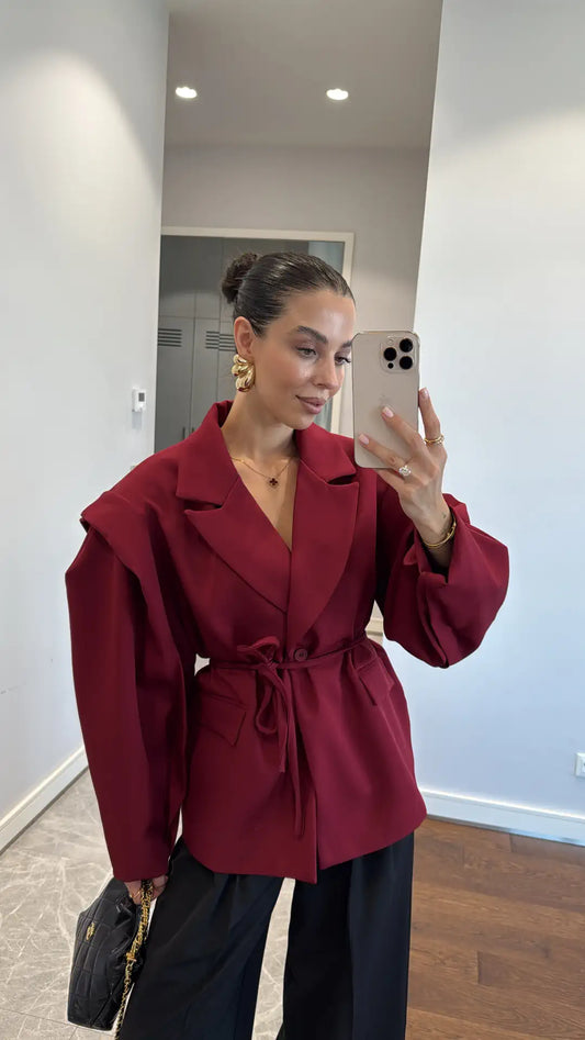 جاكيت بليزر مزين بتفاصيل على الأكمام وحزام