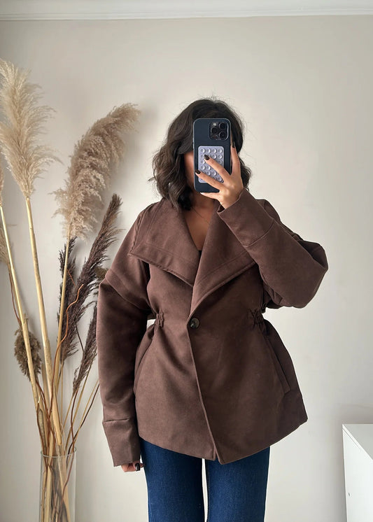 جاكيت بني من جلد الغزال بخصر مطاطي