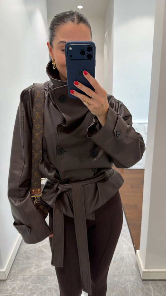 جاكيت جلدي بياقة عالية وحزام