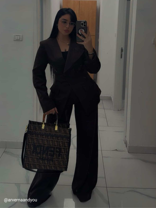 بدلة بنية ضيقة عند الخصر