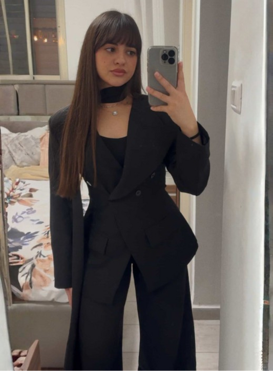 بدلة سوداء ضيقة عند الخصر