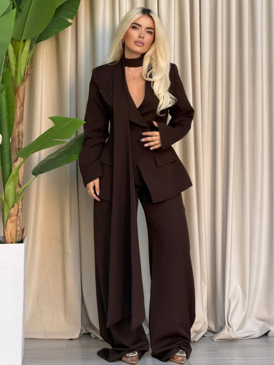 بدلة بنية ضيقة عند الخصر