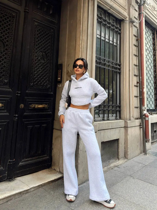 طقم ملابس مفتوح الظهر باللون الرمادي الفاتح