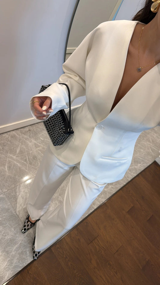 جاكيت عنابي بأكمام بالون