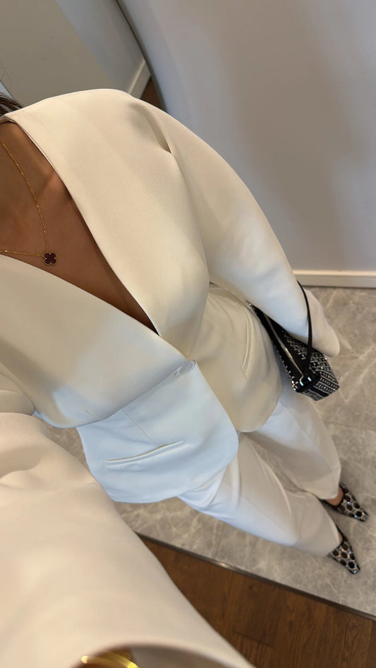 جاكيت عنابي بأكمام بالون