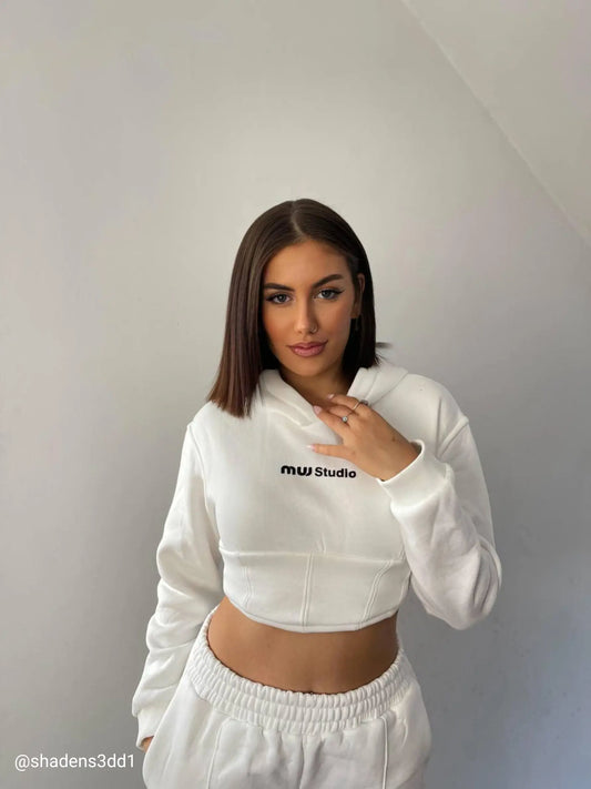 طقم أبيض مفتوح الظهر