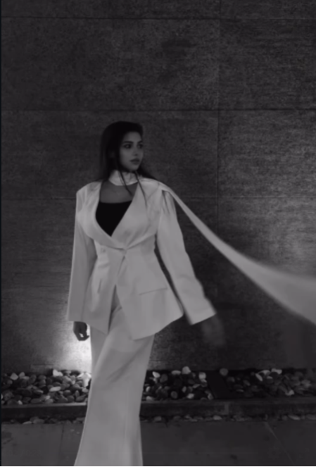 بدلة بنية ضيقة عند الخصر