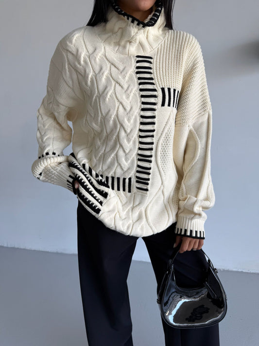 كنزة صوفية مخططة سوداء بأكمام طويلة وياقة دائرية