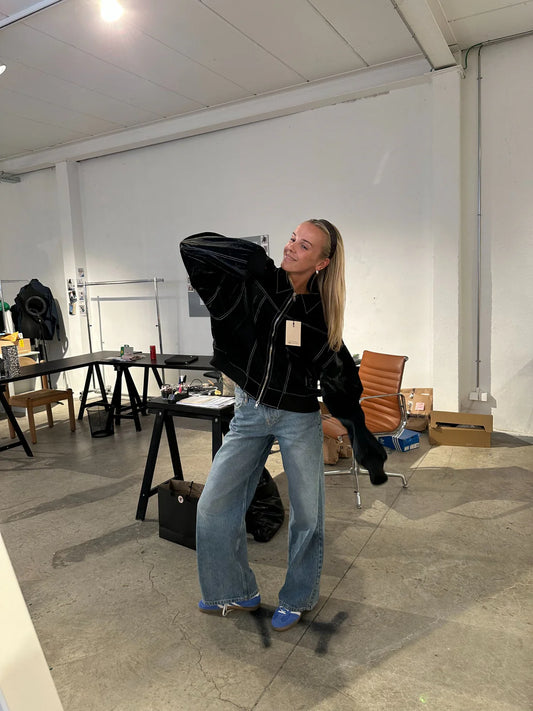 جاكيت أسود متباين الحجم من أرفيرنا