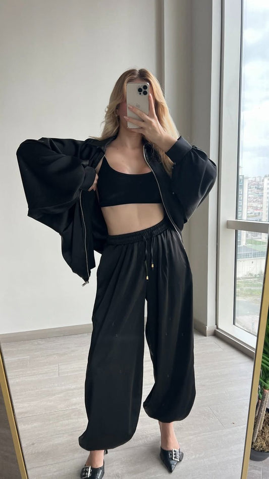 بدلات رياضية سوداء من الساتان بتصميم بومبر