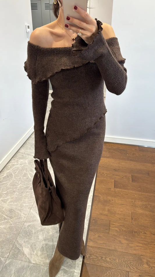 طقم كنزة وتنورة بياقة غير متماثلة