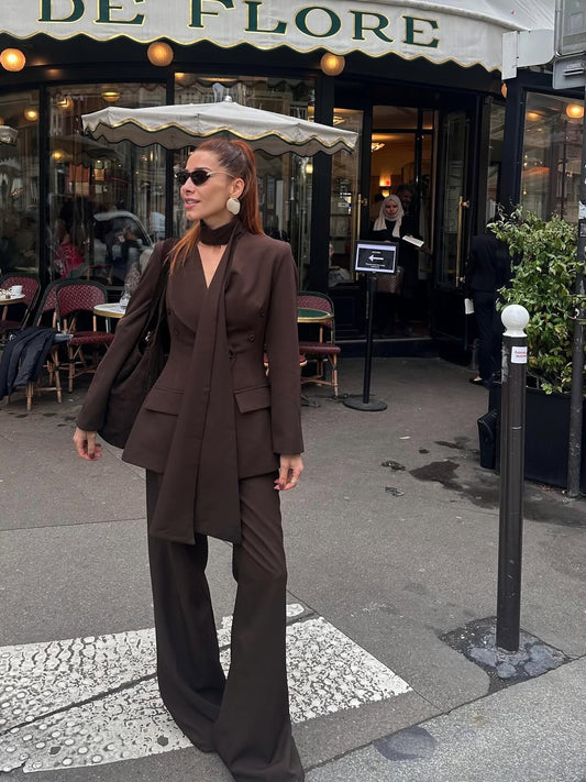 بدلة بنية ضيقة عند الخصر