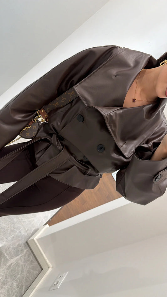 جاكيت جلدي بياقة عالية وحزام