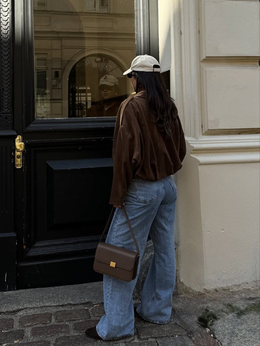 جاكيت بومبر من جلد الغزال المحكم بلون الكستنائي