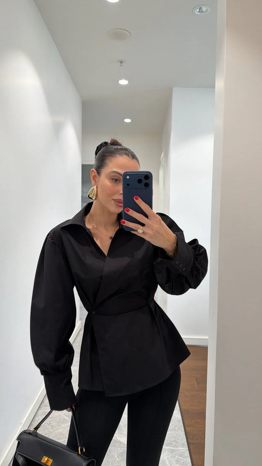 قميص أسود بأكمام مطوية مزينة بتفاصيل مطوية