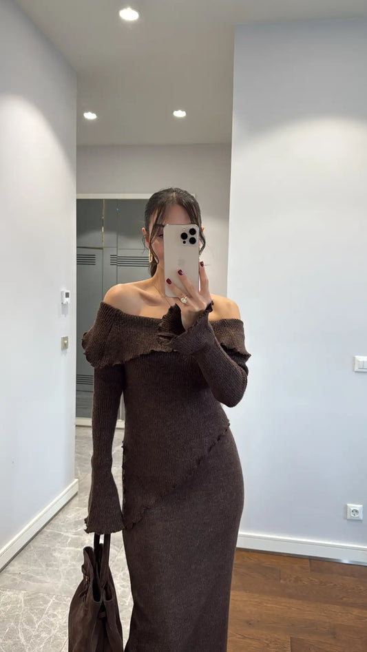 طقم كنزة وتنورة بياقة غير متماثلة