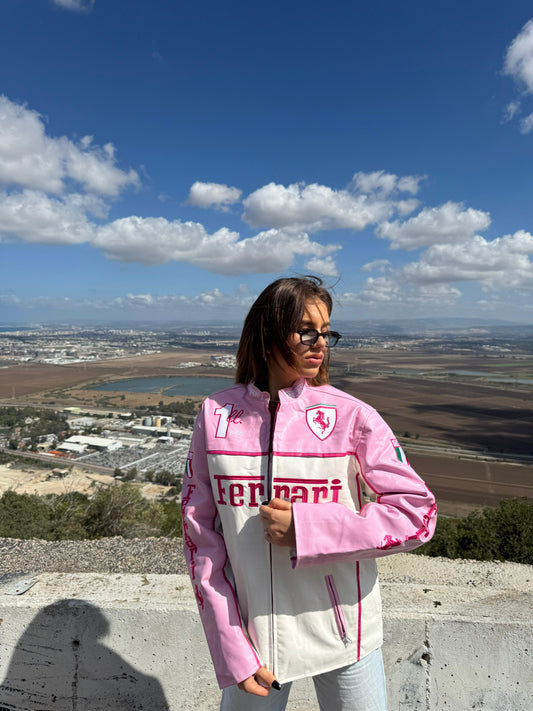 سترة جلدية وردية اللون من فورمولا 1 فيراري