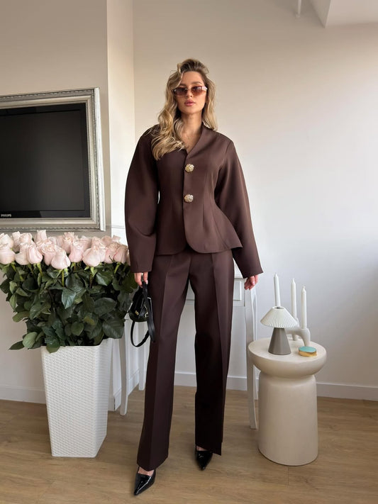 بدلة بنية اللون بأكمام بالون وأزرار ذهبية