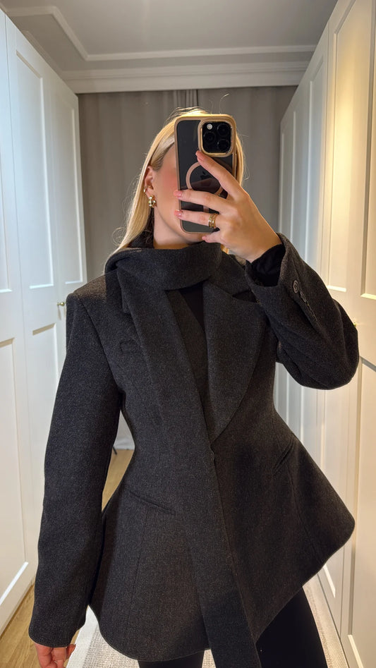 جاكيت كشمير فاخر بتصميم مبطن وشال بلون دخاني داكن