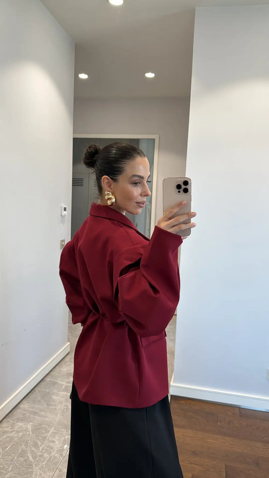 جاكيت بليزر مزين بتفاصيل على الأكمام وحزام