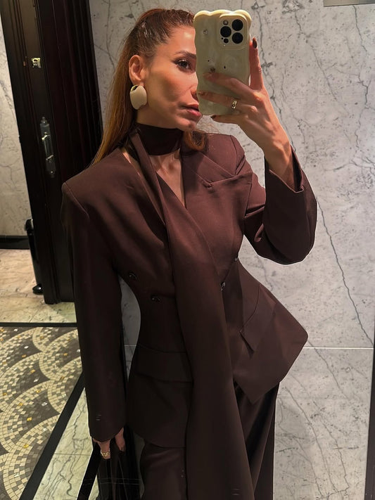 بدلة بنية ضيقة عند الخصر