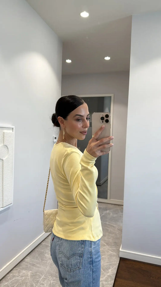 بلوزة مزدوجة الصدر بإبزيم