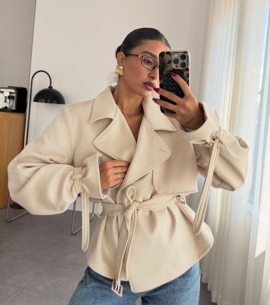 جاكيت من جلد الغزال بلون القرفة مع حزام مزدوج الصدر