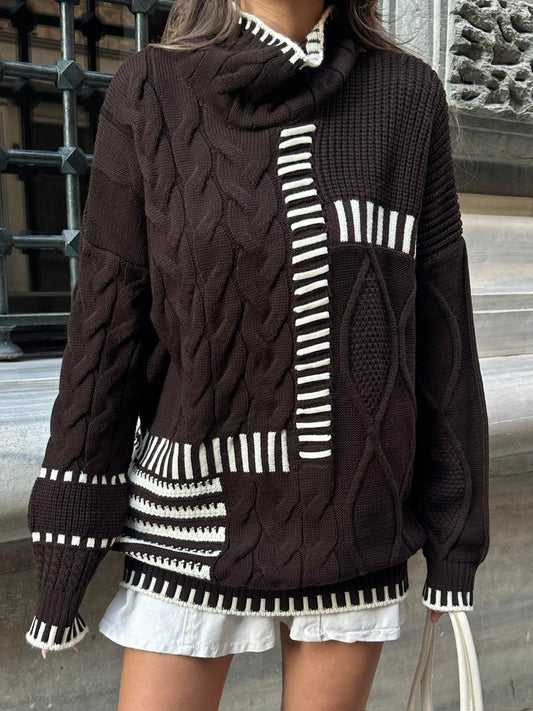 كنزة صوفية مخططة باللون البني، بأكمام طويلة وياقة دائرية
