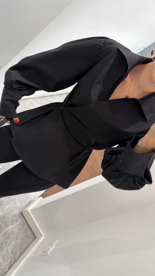 قميص أسود بأكمام مطوية مزينة بتفاصيل مطوية