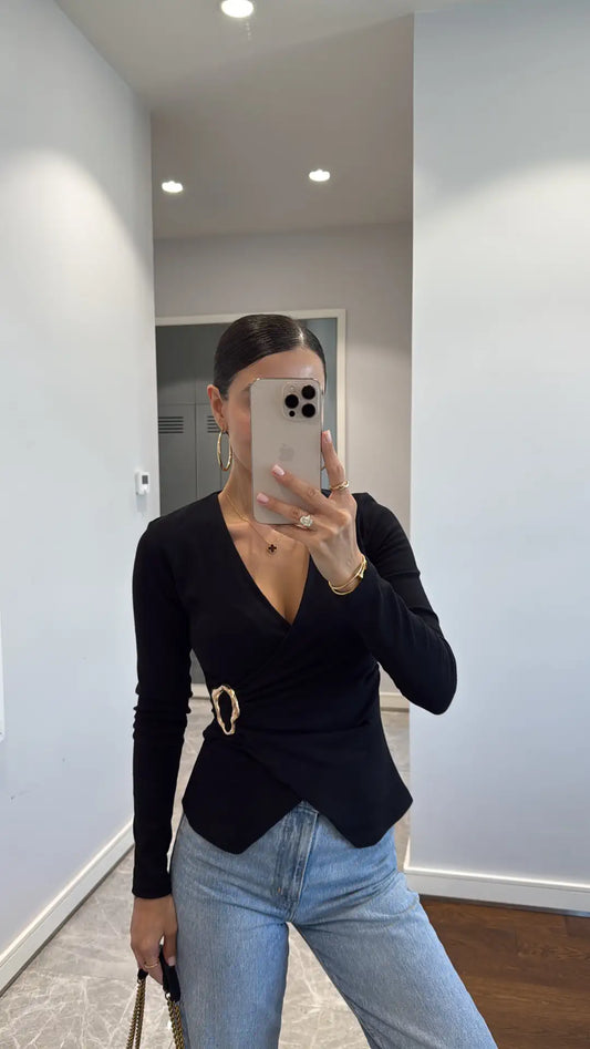 بلوزة مزدوجة الصدر بإبزيم