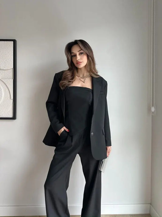 بدلة ثلاثية أنيقة