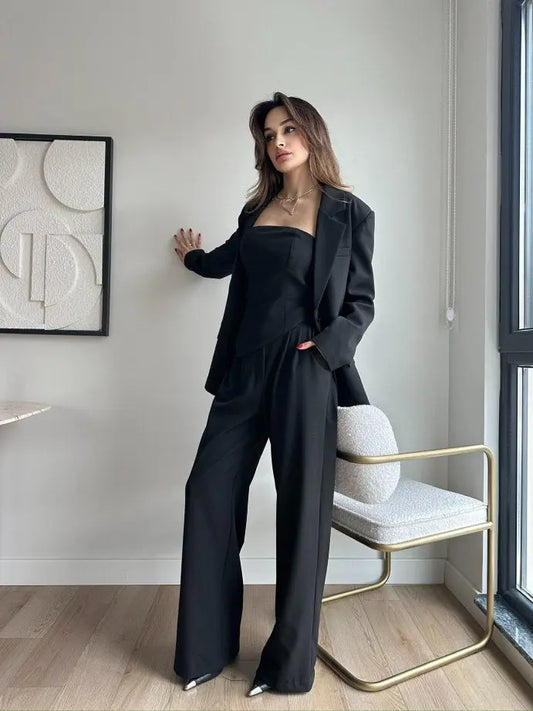 بدلة ثلاثية أنيقة