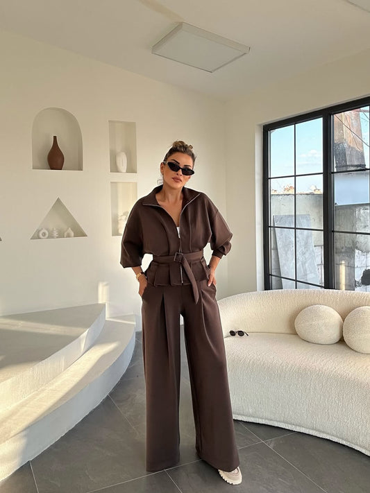 طقم بني واسع الساقين بتفاصيل حزام