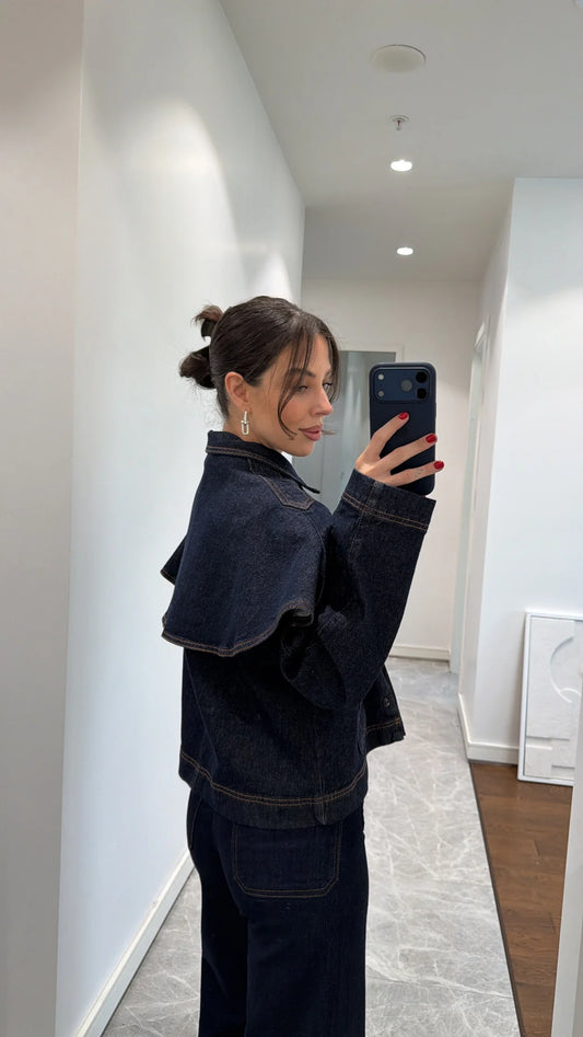 جاكيت جينز بتفاصيل تشبه الرداء