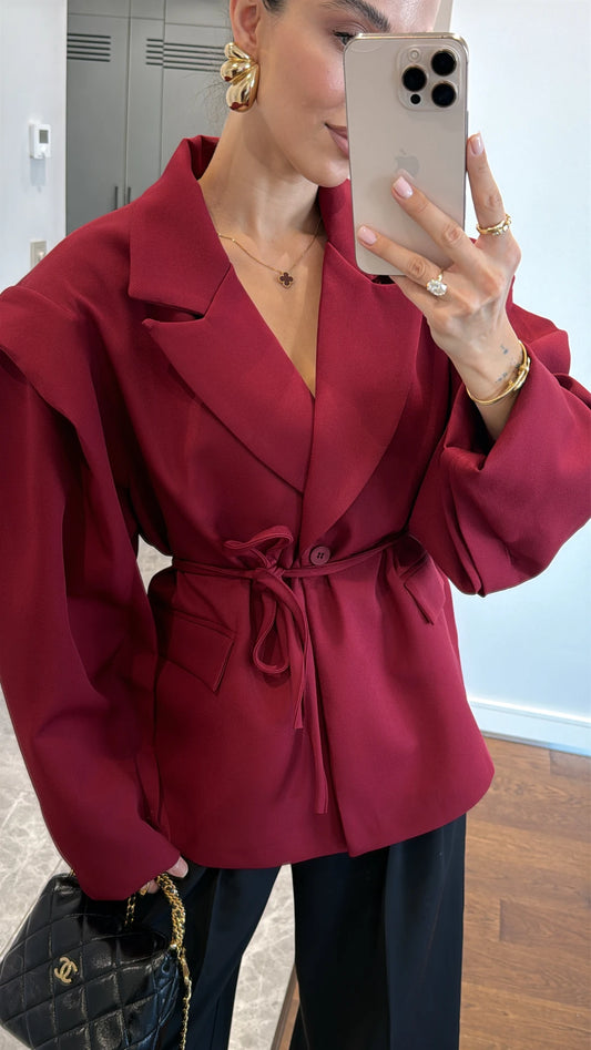 جاكيت بليزر مزين بتفاصيل على الأكمام وحزام