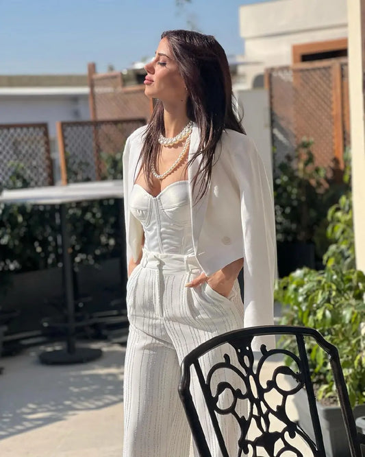 سترة قصيرة بيضاء مبطنة