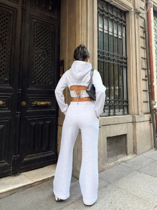 طقم ملابس مفتوح الظهر باللون الرمادي الفاتح