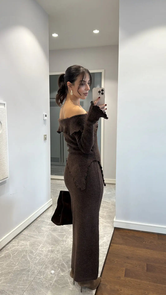 طقم كنزة وتنورة بياقة غير متماثلة