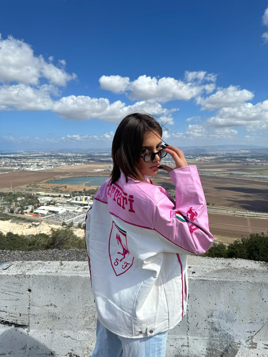 سترة جلدية وردية اللون من فورمولا 1 فيراري