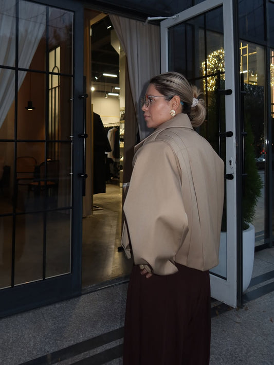 جاكيت فاخر مزين بتطريز قطعة واحدة مع حمالات الكتف