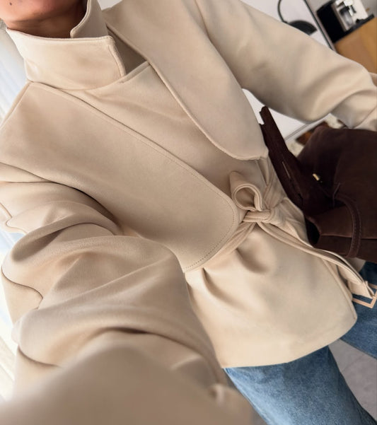 جاكيت من جلد الغزال بلون القرفة مع حزام مزدوج الصدر