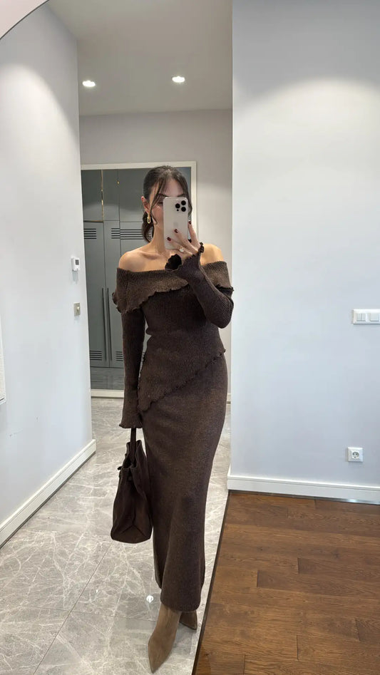 طقم كنزة وتنورة بياقة غير متماثلة