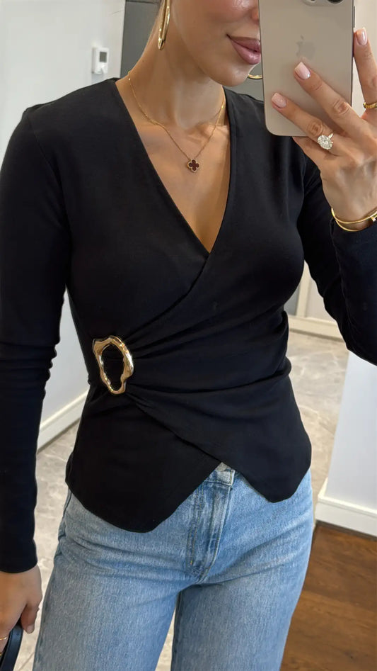 بلوزة مزدوجة الصدر بإبزيم