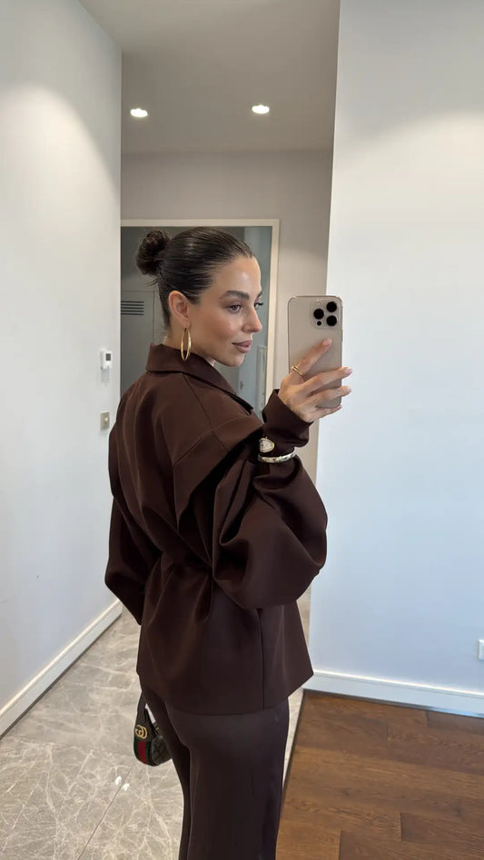 جاكيت بليزر مزين بتفاصيل على الأكمام وحزام