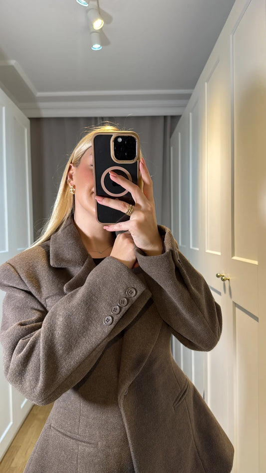 جاكيت كشمير فاخر بتصميم مبطن ومبطن بتفاصيل دقيقة، لون بني، مزين بشال