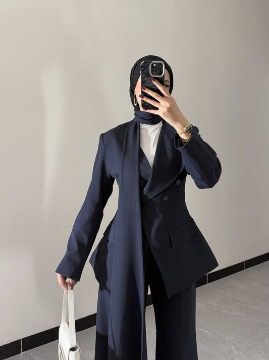 بدلة زرقاء داكنة ضيقة عند الخصر