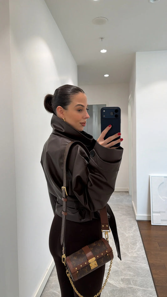 جاكيت جلدي بياقة عالية وحزام